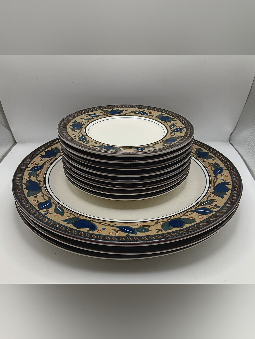 Mikasa Intaglio Arabella Lot Of 3 11" Dinner Plates & 8 6.5" Saucer Bread Salad
